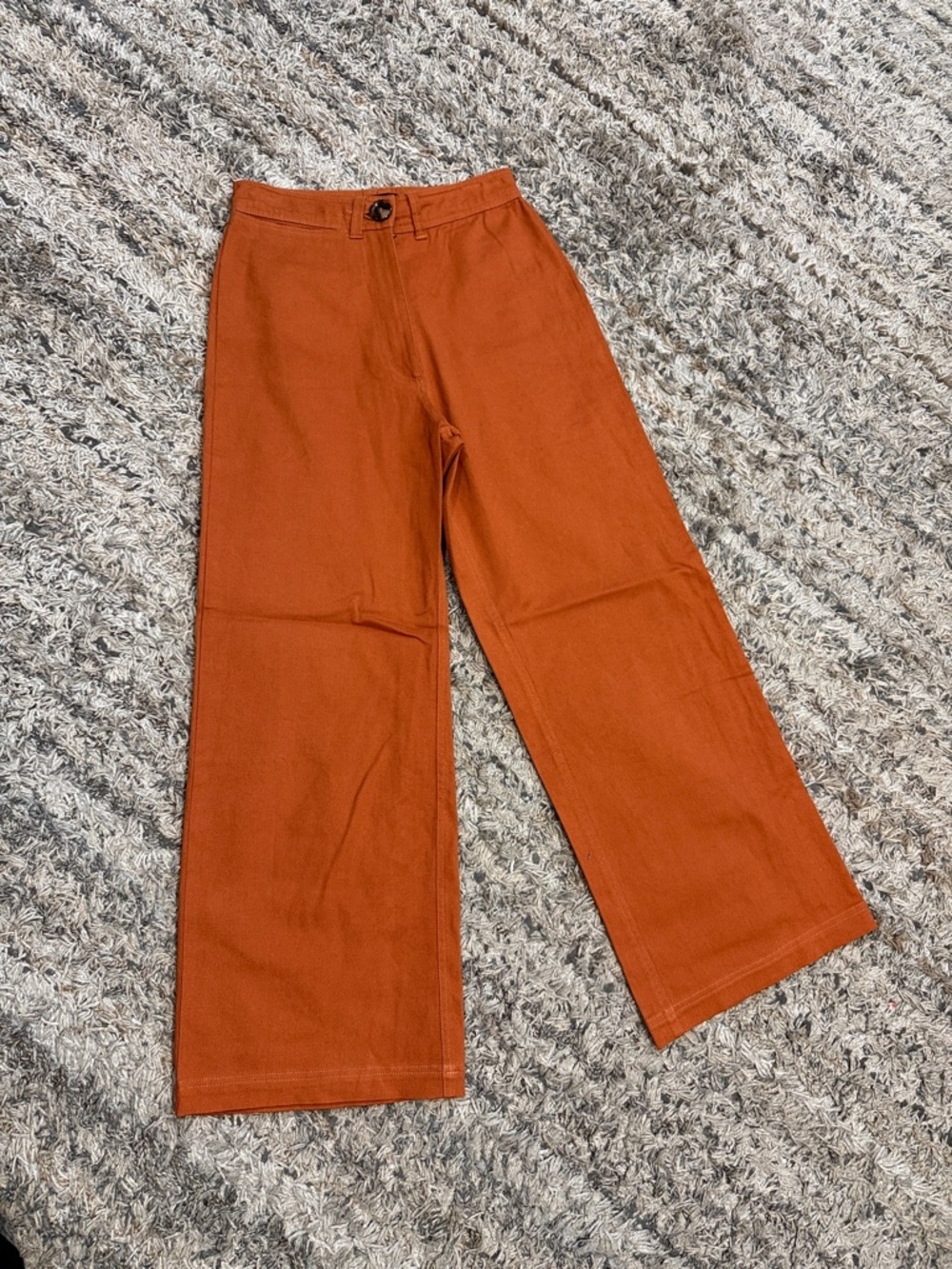Able Wide-Leg cropped Chinos in Rust sz 0